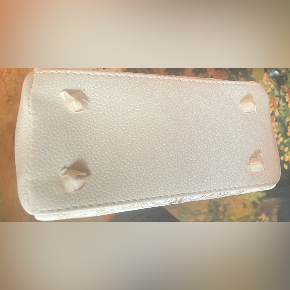 Dior Cream and Gold Mini crossbody bag with magnetic closure. GWP . - Picture 7 of 11